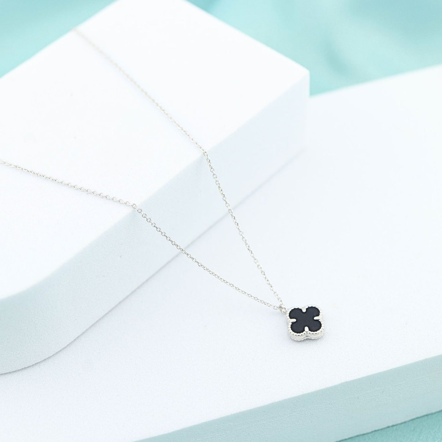 Lant Aur Alb 14k Floare Onix - SORELLY