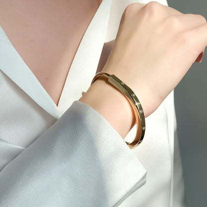 Bratara Aur 14k Fixa Lock Bangle cu Pietre Zirconia